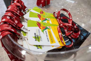 Badges d'identification d'entrée pour l'événement Forum Labo 2025.