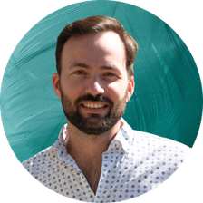 Notre collaborateur Benjamin Jacquot, qui est un homme blanc, cheveux et barbe foncés.