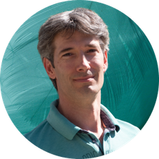 Notre collaborateur Eric, qui est un homme blanc aux cheveux et à la barbe gris.