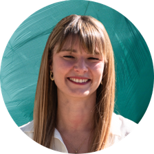 Notre collaboratrice Stéphanie, qui est une femme blanche aux longs cheveux blonds.