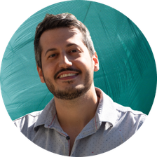 Notre collaborateur Wagner, qui est un homme blanc, aux cheveux et à la barbe foncés.